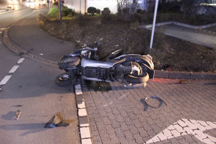 POL-RBK: Bergisch Gladbach - Pkw-Fahrer übersieht Leichtkraftrad beim Abbiegen - Eine schwer verletzte Person