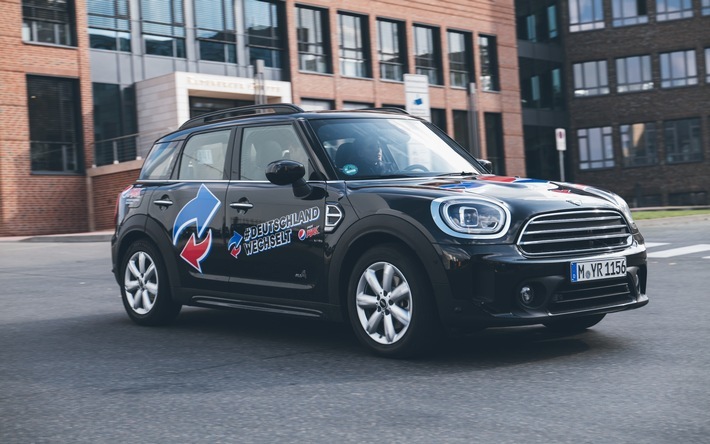 PepsiCo will es wissen: mit Millionen-Investitionen in eine neue 360-Grad-Vertriebsoffensive zum Markenaufbau von Pepsi MAX, die im Mai mit einer aufsehenerregenden Himmelsschreiber-Aktion in Berlin begonnen hat. Das Ziel: den Umsatz in der DACH-Region in den kommenden Jahren verdoppeln. Als Out of Home Maßnahme setzt das Unternehmen jetzt seine aufmerksamkeitsstarke Initiative für die Gastronomiebranche fort: Unter dem Hashtag #DeutschlandWechselt sind bundesweit Gastronomen dazu aufgerufen, den Switch zu den starken PepsiCo Marken zu wagen. / Weiterer Text über ots und www.presseportal.de/nr/58045 / Die Verwendung dieses Bildes ist für redaktionelle Zwecke unter Beachtung ggf. genannter Nutzungsbedingungen honorarfrei. Veröffentlichung bitte mit Bildrechte-Hinweis.