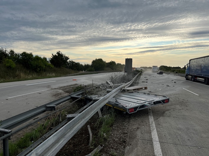 API-TH: Anhänger löst sich vom Auto - Ladung verteilt sich auf beiden Richtungsfahrbahnen