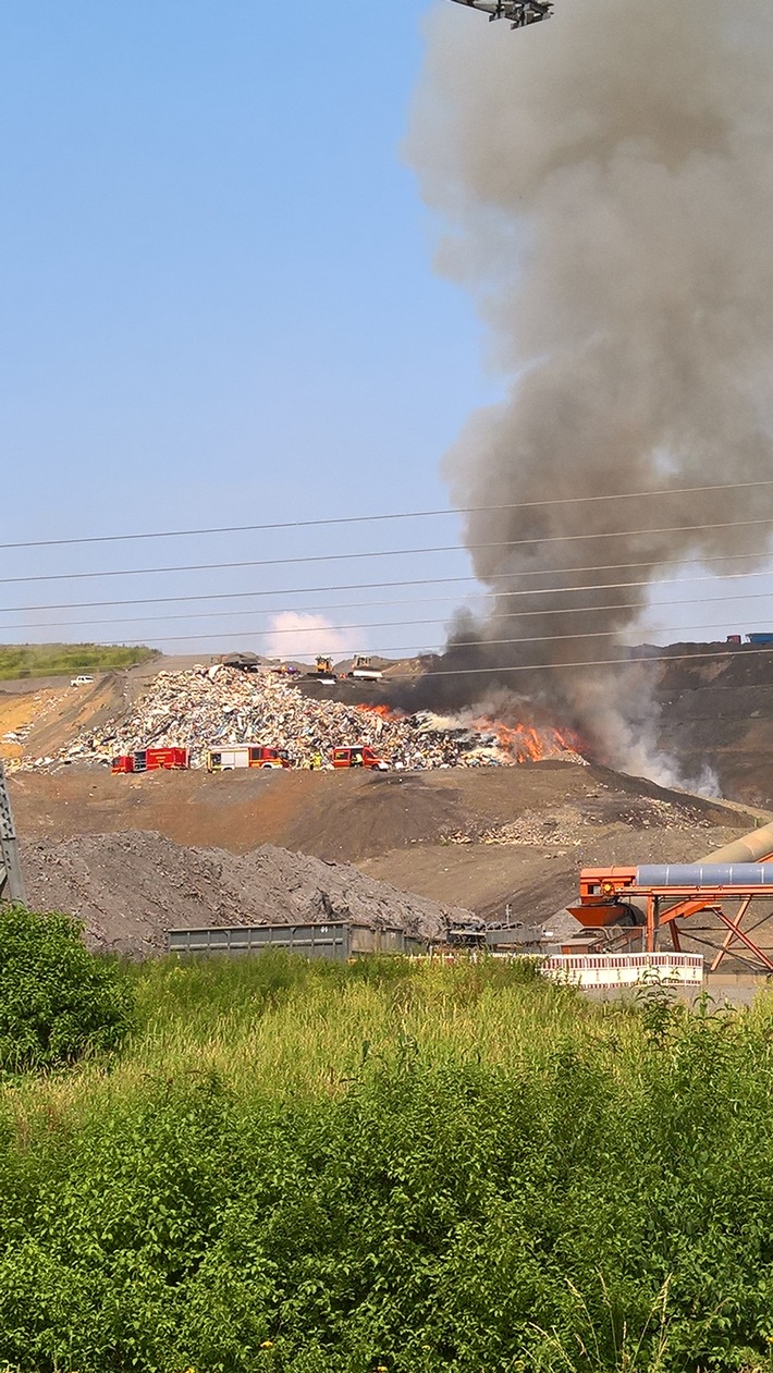 FW-GE: Brandeinsatz auf der Zentraldeponie in Gelsenkirchen-Resse