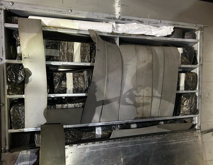 HZA-KA: Zoll entdeckt geschmuggelte Zigaretten in LKW-Auflieger