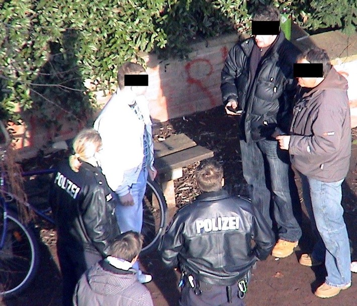 POL-NI: Polizei geht Hinweisen intensiv nach - Drogenkonsumenten dingfest gemacht -Bild im Download-