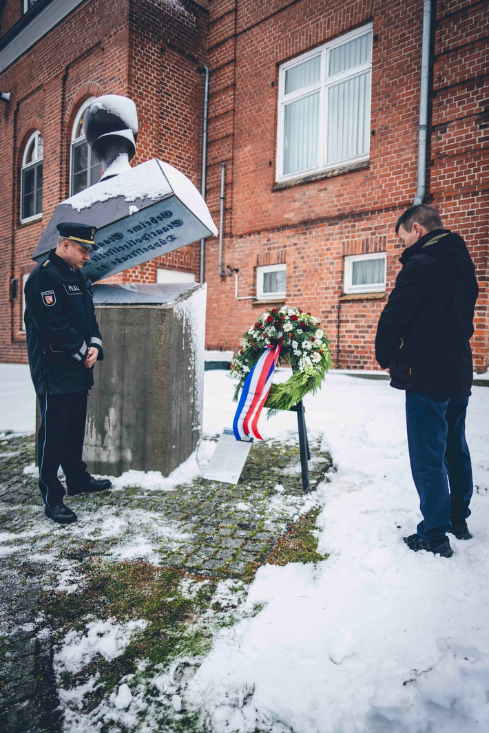 POL-SH: Holocaust-Gedenktag: Kranzniederlegung in Kiel (Foto + Zitat)