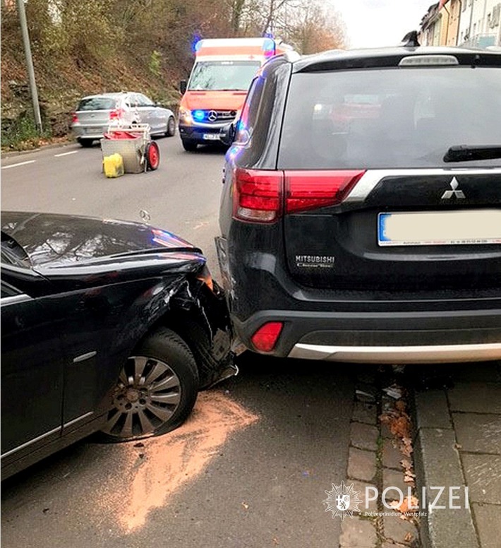 POL-PPWP: Gegen geparktes Auto gekracht