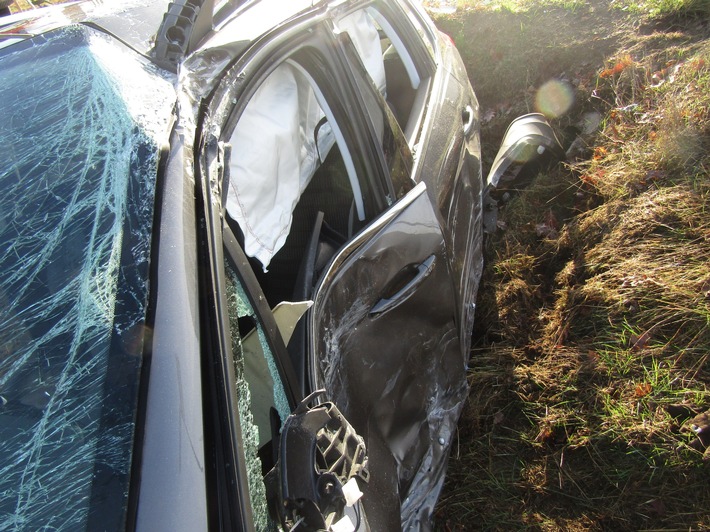 POL-PPWP: Unfall mit Lastwagen - Pkw landet im Graben