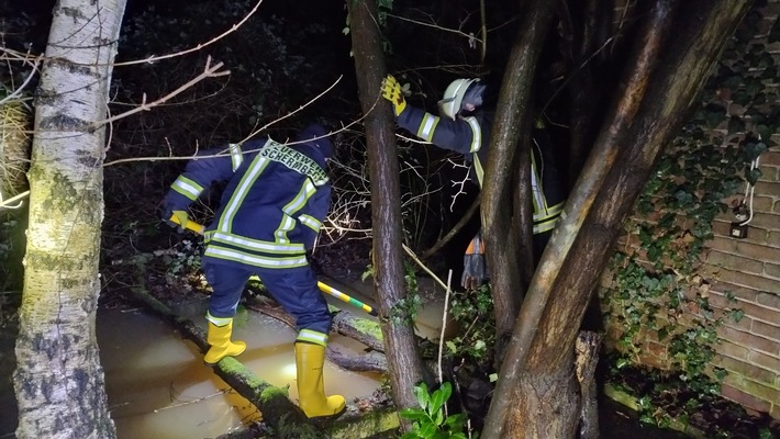 FW-Schermbeck: Wasserschaden durch gestauten Bach