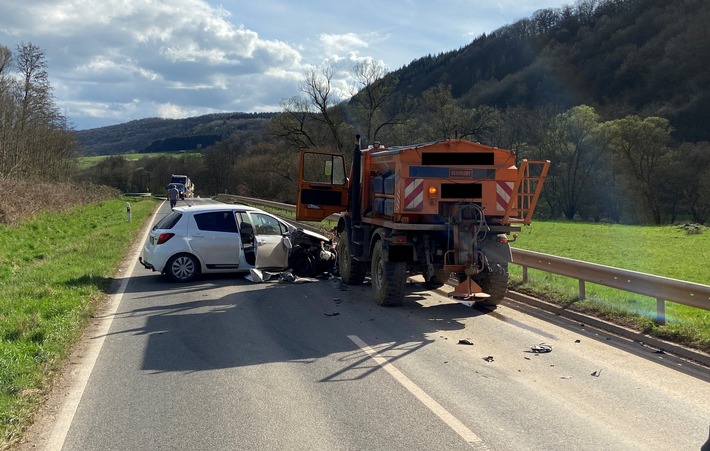 POL-PDWIL: PKW fährt auf Unimog auf, zwei Personen leichtverletzt