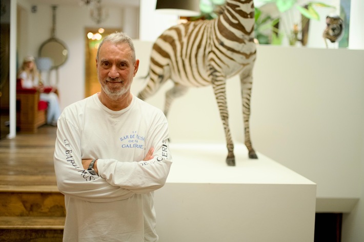 Nie dagewesene Einblicke in Arbeit und Privatleben des deutschen Hollywood-Regisseurs Roland Emmerich ab 5. November 2025 in der ARD Mediathek