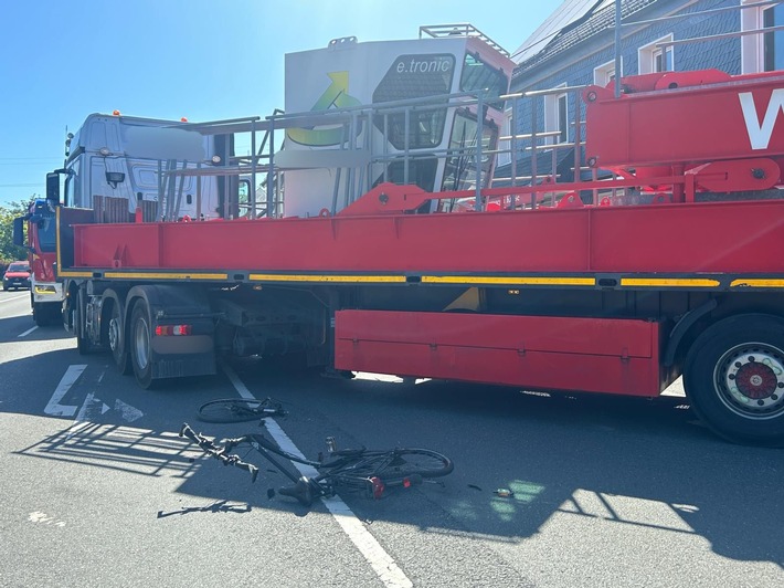 FW-EN: Fahrradfahrer kollidiert mit LKW