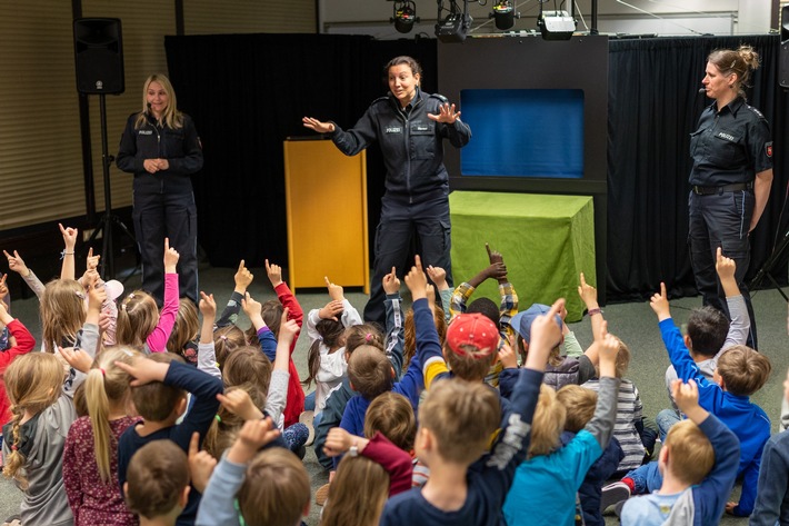 POL-LG: ++ "Das Rätsel der gelben Füße" ++ Mehr als 1.160 Vorschulkinder aus 50 KiTas erleben und lernen mit der Präventionspuppenbühne der Polizei Lüneburg ++ Frieda die Maus, Hund Herr Meyer und Matze ...