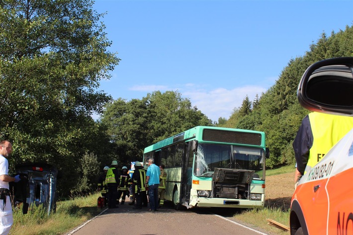 POL-PPWP: Unfall mit Kindergartenbus