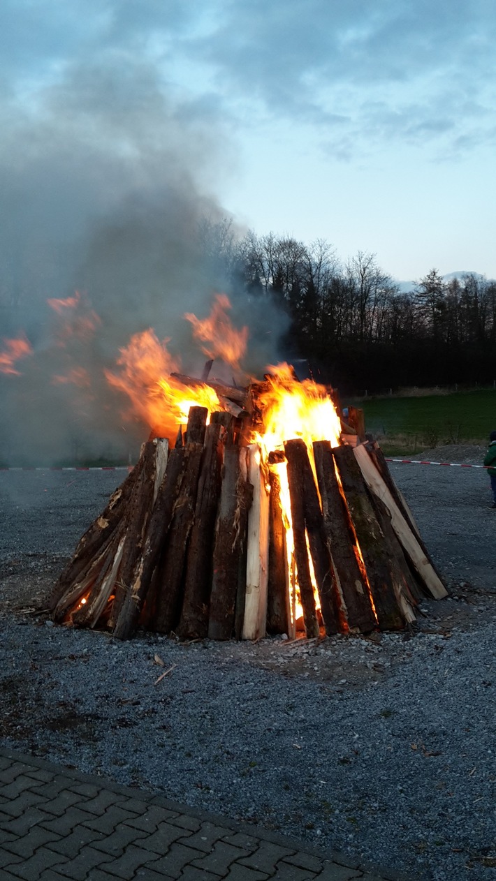 FW-PB: Feuer auf dem Schützenplatz