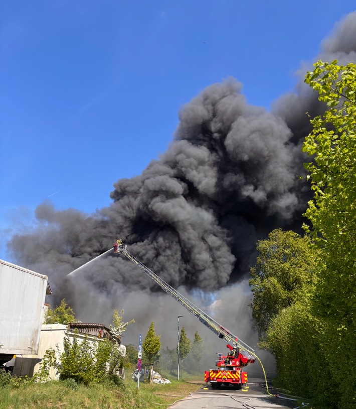 FW-HEI: Großfeuer in Burg (Dithmarschen) - Schrott und Reifen brennen auf 2.500 qm
