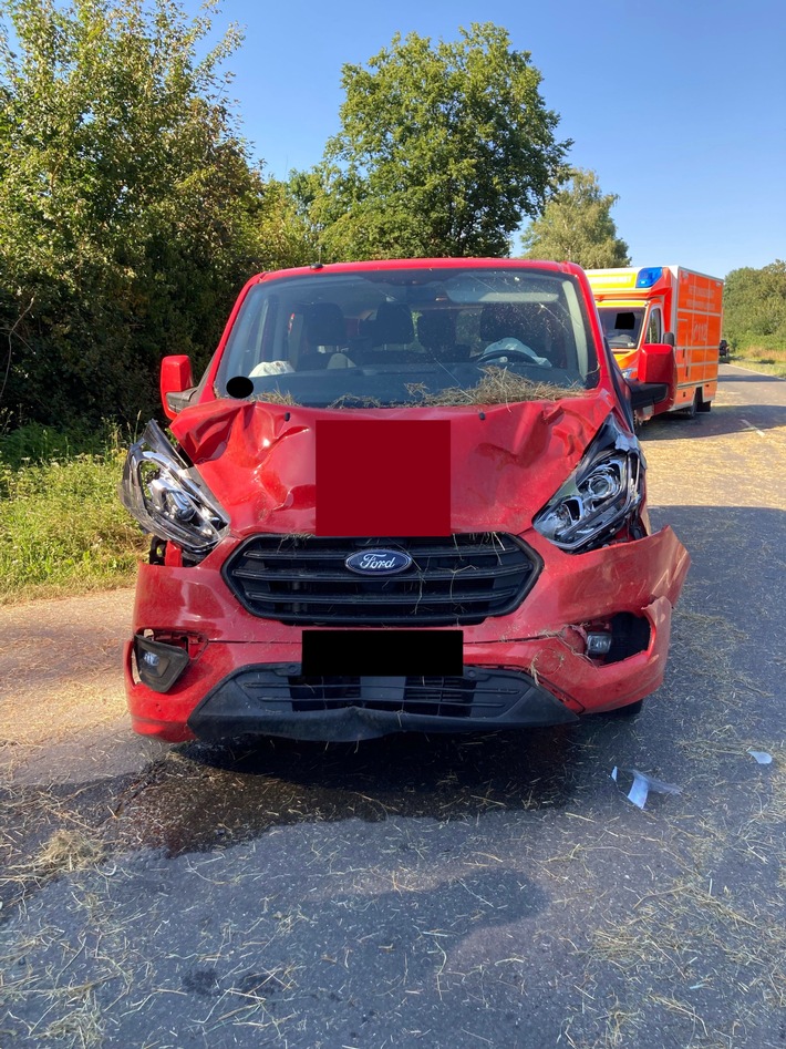 POL-MI: Herabfallende Heuballen verursachen Verkehrsunfall - Autofahrerin leicht verletzt