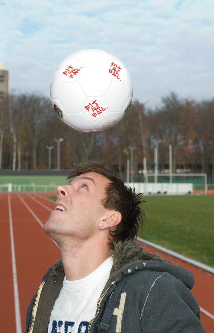 Dribbel-Weltrekord "Fit am Ball 3000": Fußball-Nationalspieler Bernd Schneider unterstützt Programm für mehr Sport in der Schule