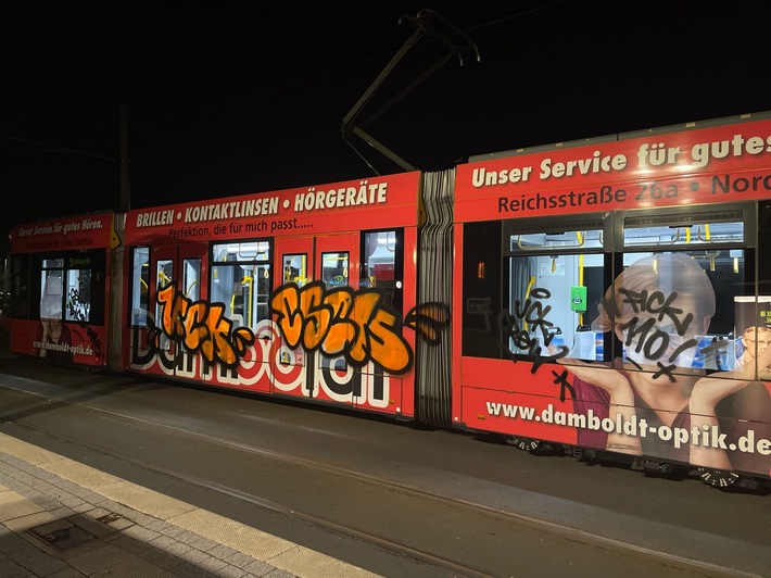 LPI-NDH: Graffiti an einer Straßenbahn