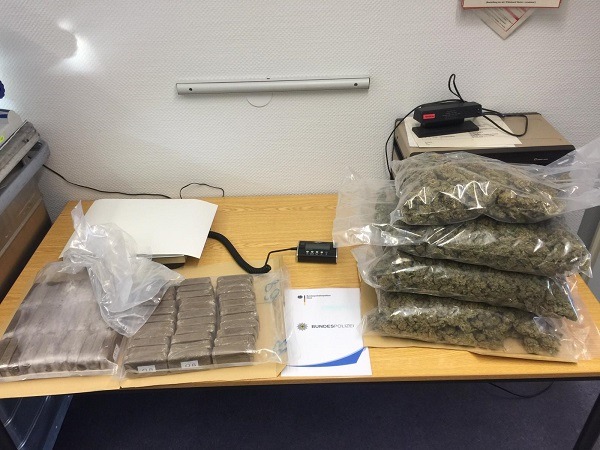 BPOL NRW: Fahndungserfolg des grenzüberschreitenden Polizeiteams; Niederländer mit 3640 Gramm Marihuana und 6880 Gramm Haschisch im Wert von 95.500 Euro auf der A 3 bei Rees festgenommen