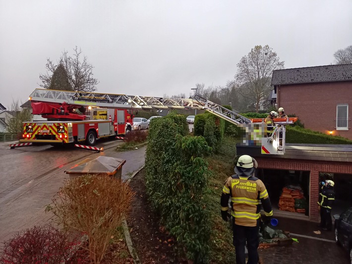 FW-EN: Mehrere Einsätze beschäftigten die Feuerwehr am Wochenbeginn - Feuerwehr und Rettungsdienst retteten Mann vom Garagendach - Mehrere Paralleleinsätze