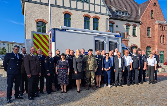 Leistungsschau FIREmobil weckt Visionen für stärkere Zusammenarbeit / Spitzenvertreter international-europäischer Feuerwehrverbände tagten in Welzow
