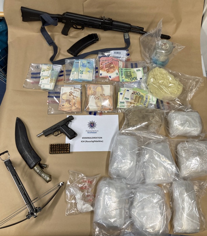 POL-KS: Zwei Kilogramm Heroin, mutmaßliches Drogengeld und Waffen beschlagnahmt: 66-jähriger Tatverdächtiger wird Haftrichter vorgeführt