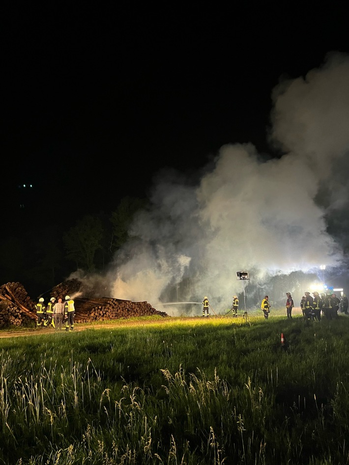 FW Drolshagen: Brennender Holzpolter nahe Drolshagen-Eltge