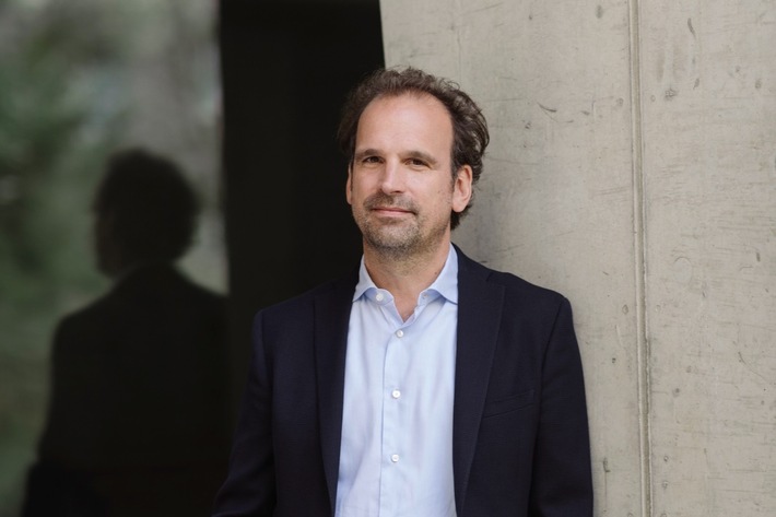 Seit fast 25 Jahren in der Immobilienwelt: Andreas Michels (52) führt das Architekturbüro &MICA und das Generalplanungs- und Sanierungsunternehmen &ENSA. Rund 120 Mitarbeitende beschäftigt er in Berlin und Köln. / Weiterer Text über ots und www.presseportal.de/nr/181009 / Die Verwendung dieses Bildes für redaktionelle Zwecke ist unter Beachtung aller mitgeteilten Nutzungsbedingungen zulässig und dann auch honorarfrei. Veröffentlichung ausschließlich mit Bildrechte-Hinweis.