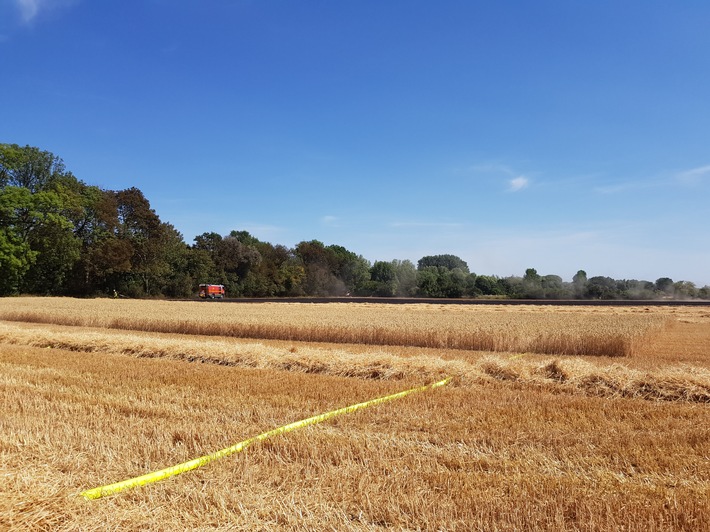 FW Xanten: Feldbrand zwischen Wardt und Vynen