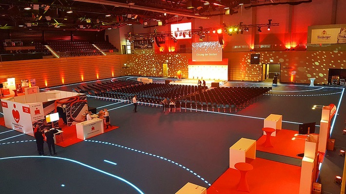 Event auf dem Sportboden von ASB GlassFloor in der BallsportARENA Dresden / Wie ein digitaler Sportboden aus Glas Arenakonzepte revolutioniert / Weiterer Text über ots und www.presseportal.de/nr/137314 / Die Verwendung dieses Bildes ist für redaktionelle Zwecke unter Beachtung ggf. genannter Nutzungsbedingungen honorarfrei. Veröffentlichung bitte mit Bildrechte-Hinweis.