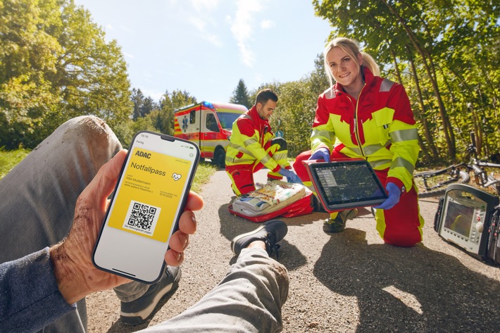 ADAC Notfallpass ab sofort auch für Nicht-Mitglieder / Zeitgewinn durch digitalen Fortschritt: Rettungskräfte können im Ernstfall wichtige medizinische Daten über das Smartphone auslesen