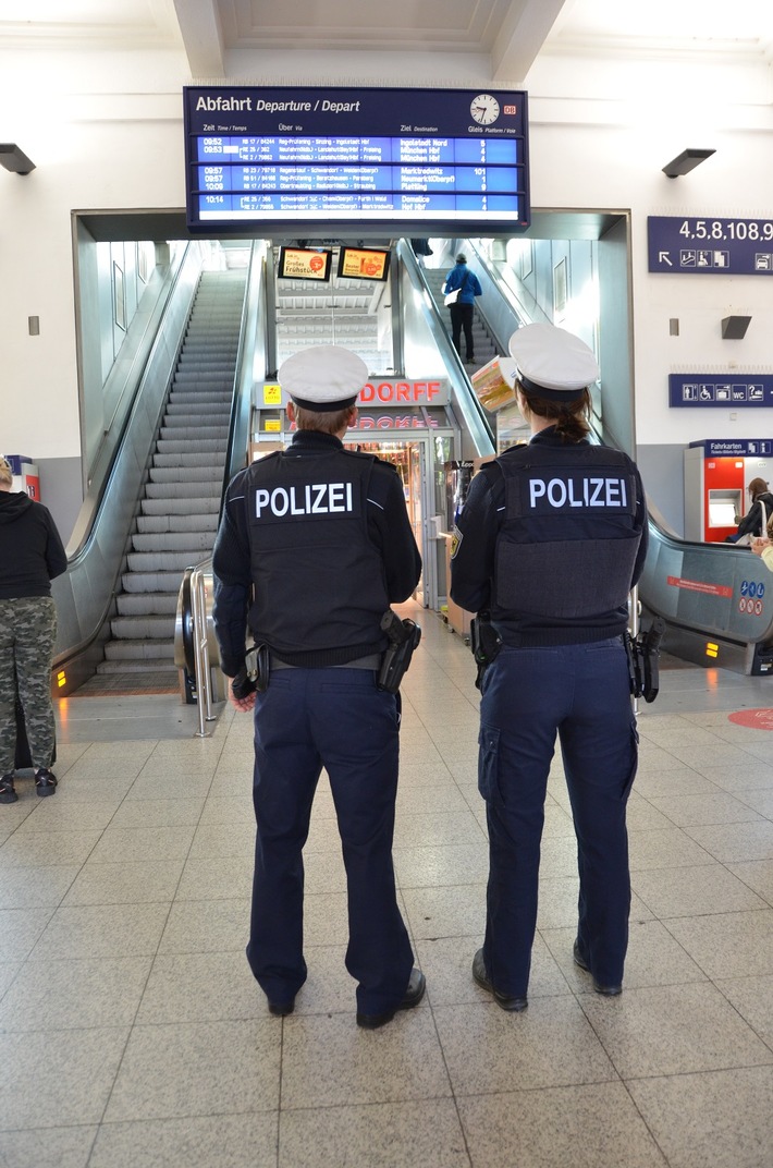 Bundespolizeidirektion München: 18-Jähriger will Bundespolizisten die Rolltreppe hinunterstoßen