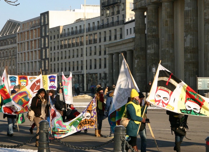 Gelebte politische Bildung im Albert-Schweitzer-Kinderdorf / Uslarer Jugendliche demonstrieren für Menschenrechte in Berlin