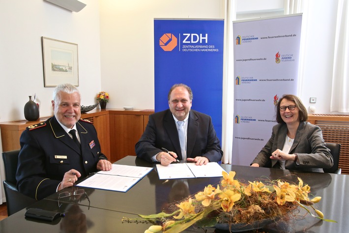 Gute Zusammenarbeit: Handwerk und Feuerwehr / ZDH-Präsident Wollseifer und DFV-Präsident Kröger erneuern Kooperation