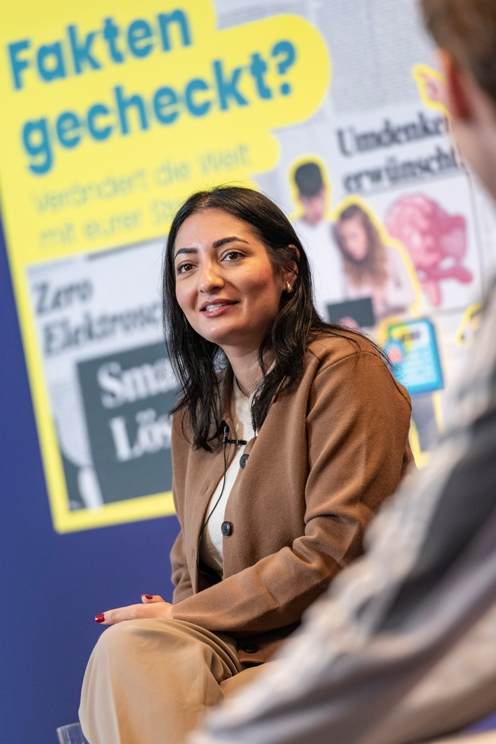 Bundesentwicklungsministerin Reem Alabali Radovan ruft zur Teilnahme am Schulwettbewerb zur Entwicklungspolitik auf. / Weiterer Text über ots und www.presseportal.de/nr/117481 / Die Verwendung dieses Bildes für redaktionelle Zwecke ist unter Beachtung aller mitgeteilten Nutzungsbedingungen zulässig und dann auch honorarfrei. Veröffentlichung ausschließlich mit Bildrechte-Hinweis.