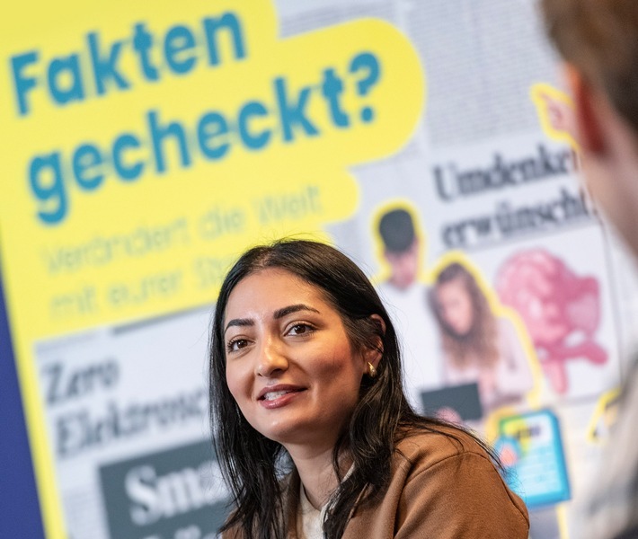 Bundesentwicklungsministerin Reem Alabali Radovan ruft zur Teilnahme am Schulwettbewerb zur Entwicklungspolitik auf. / Weiterer Text über ots und www.presseportal.de/nr/117481 / Die Verwendung dieses Bildes für redaktionelle Zwecke ist unter Beachtung aller mitgeteilten Nutzungsbedingungen zulässig und dann auch honorarfrei. Veröffentlichung ausschließlich mit Bildrechte-Hinweis.