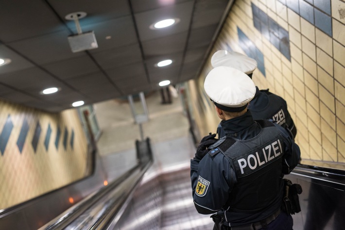 BPOL-HH: Betrunkener Mann schiebt Einkaufswagen ins S-Bahngleis- Schnellbremsung durch Triebfahrzeugführer einer S-Bahn-