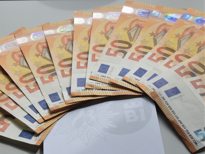 POL-BI: Ehrliche Finderin bringt 700 Euro zur Polizei