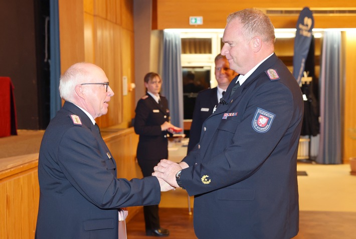 FW-Stormarn: Mitgliederversammlung: Thomas Proß von der Feuerwehr Poggensee mit dem deutschen Feuerwehr-Ehrenkreuz in Silber ausgezeichnet