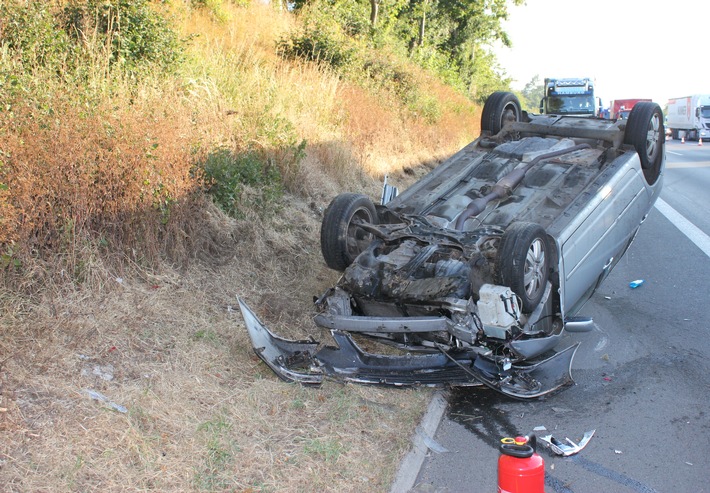 POL-BI: Fahrer übermüdet - Auto überschlägt sich auf der Autobahn