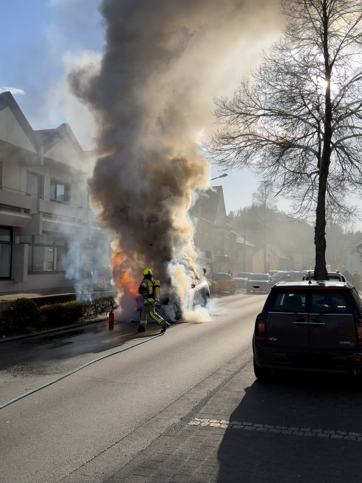 FW Königswinter: PKW-Brand in Königswinter - Ittenbach