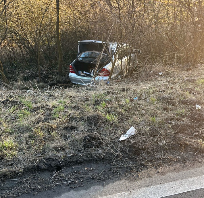 POL-MI: Autofahrer gerät in Gegenverkehr