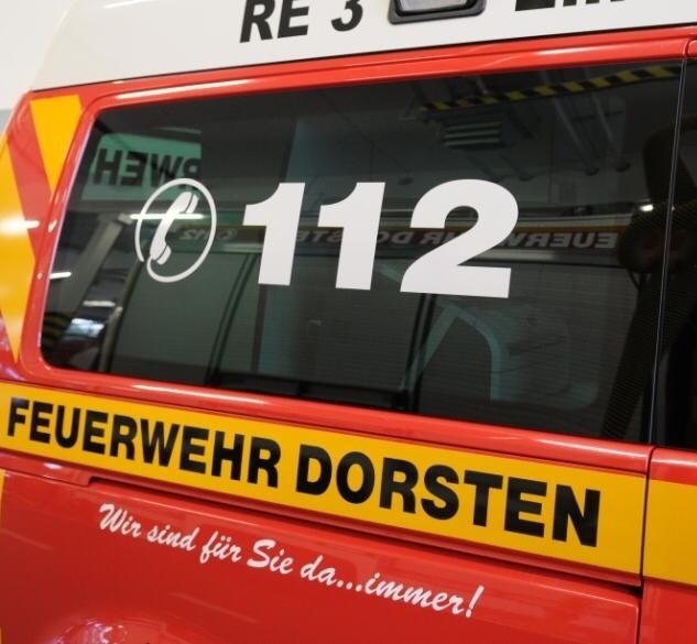 FW-Dorsten: Kleinwagen kollidierte mit landwirtschaftlicher Zugmaschine - 2 Verletzte
