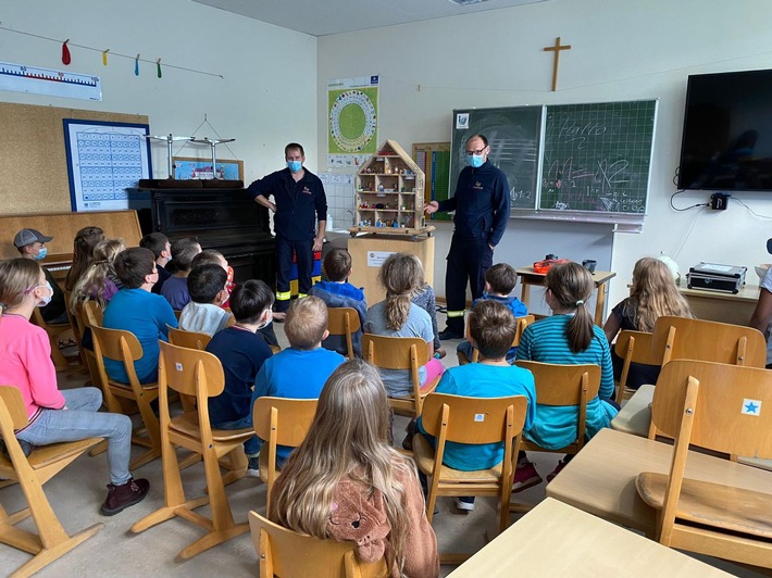 FW-OE: Feuerwehr zu Besuch in der Grundschule