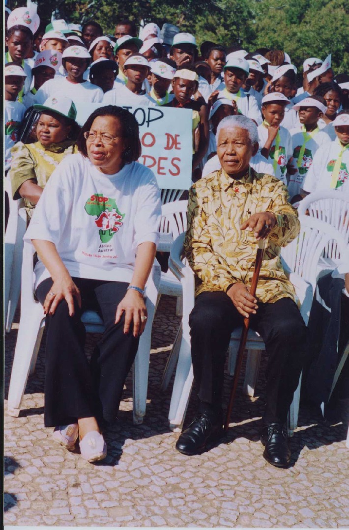 20. Juni 2002 in Bonn: Konferenz gegen Kinderhandel / »Kinder sind
unbezahlbar« / Nelson Mandela und Desmond Tutu unterstützen terre des
hommes-Kampagne
