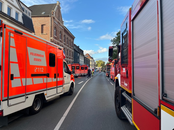 FW-E: Zwei parallele Brandereignisse fordern viele Verletzte - Großeinsatz in Essen