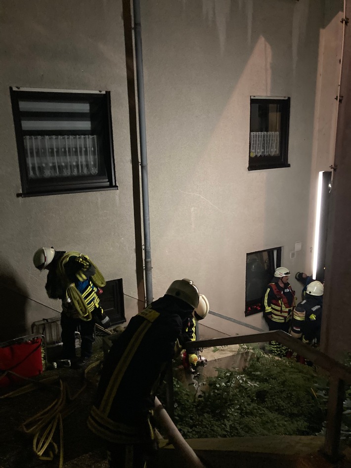 FW-EN: Brand im Gebäude - Feuerwehr Hattingen mit Großaufgebot im Einsatz