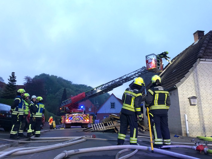 FW-HEI: In Burg verhindert die Feuerwehr einen Gebäudebrand - Zimmer brennt jedoch vollständig aus