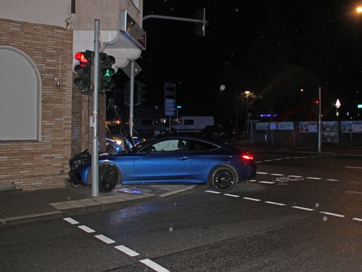 POL-HA: Kollision mit Hauswand: 28-jähriger Autofahrer mutmaßlich zu schnell gewesen