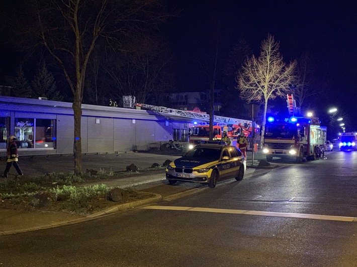 FW-DO: 20.01.2019 - Feuer in Eving Feuer auf dem Dach einer Pizzeria