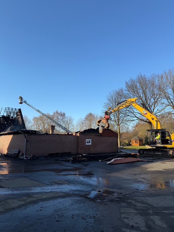 FW-ROW: Großbrand von Wohnhaus mit Schwimmbad - Einsatz dauert über fünf Stunden