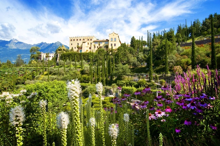 Gärten von Schloss Trauttmannsdorff - Blütenpracht und mediterranes Klima, das ist Meran im Frühling / Weiterer Text über ots und www.presseportal.de/nr/161858 / Die Verwendung dieses Bildes für redaktionelle Zwecke ist unter Beachtung aller mitgeteilten Nutzungsbedingungen zulässig und dann auch honorarfrei. Veröffentlichung ausschließlich mit Bildrechte-Hinweis.